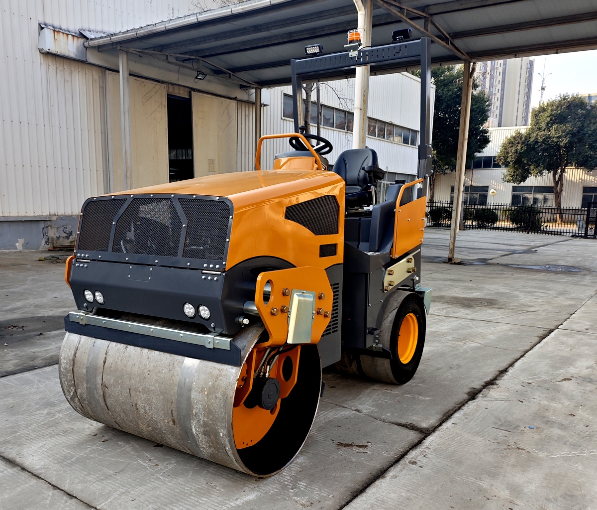 奔馬5噸小型座駕前鋼輪后膠輪壓路機BM5000D